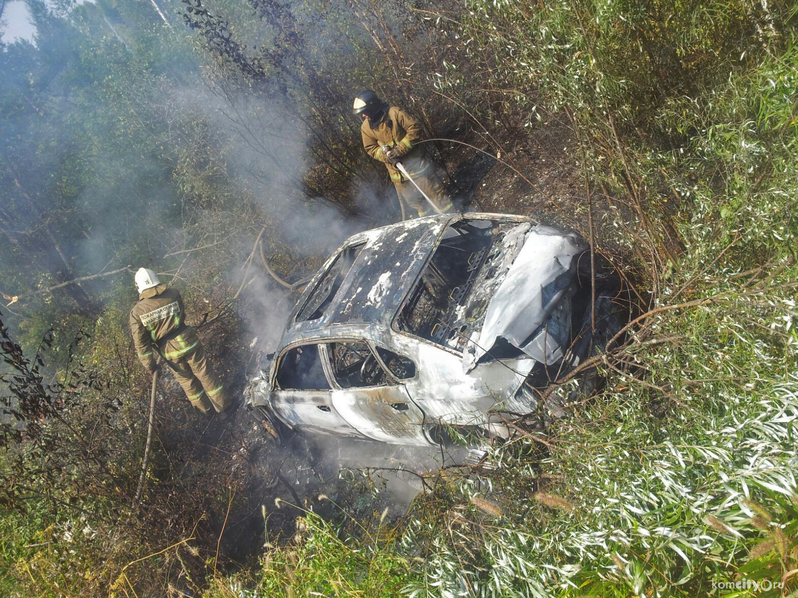 На Амурской трассе сгорел съехавший в кювет автомобиль