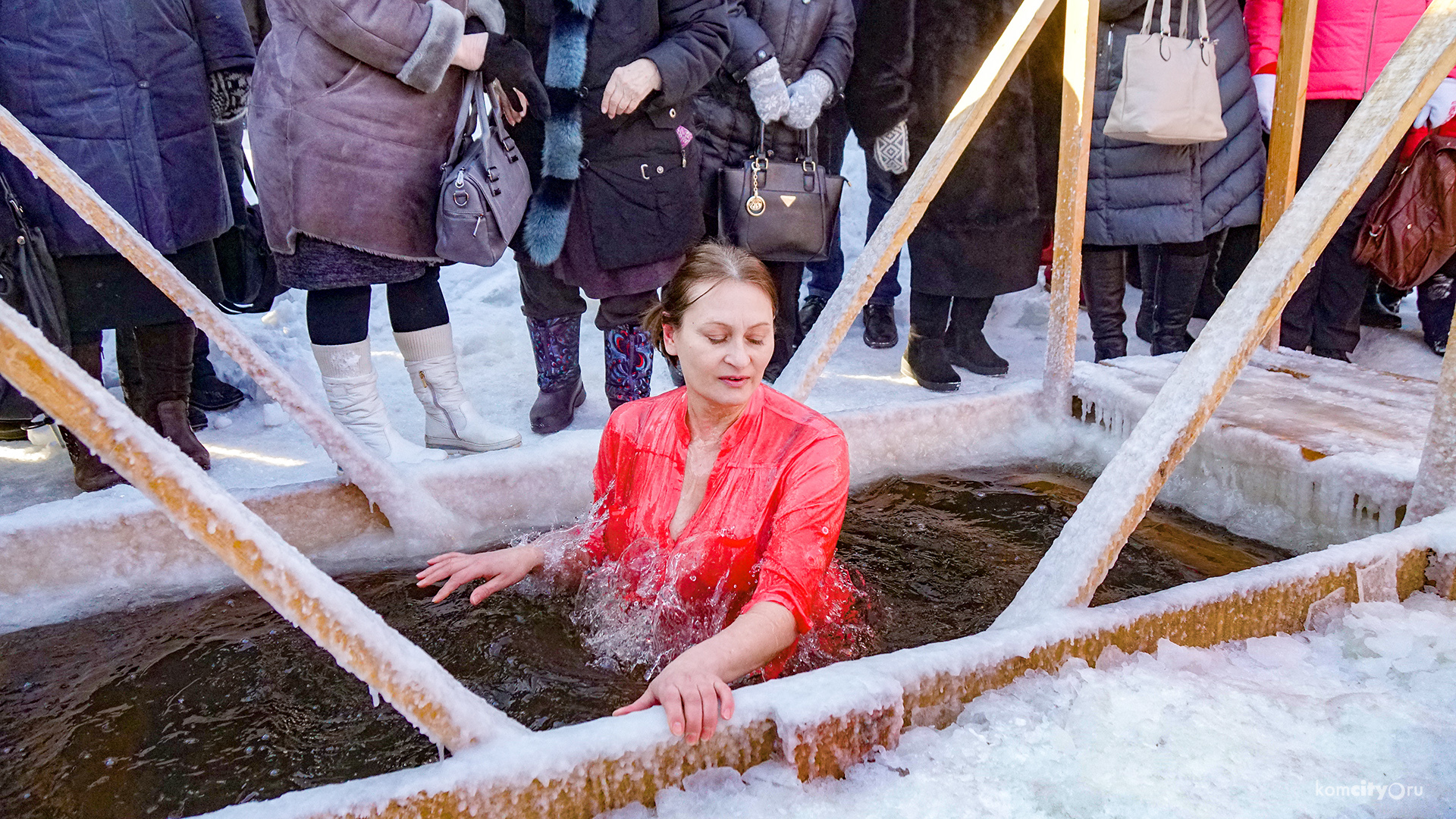 Сотни людей пришли  на Набережную Комсомольска-на-Амуре, чтобы окунуться в крещенскую купель — Видео