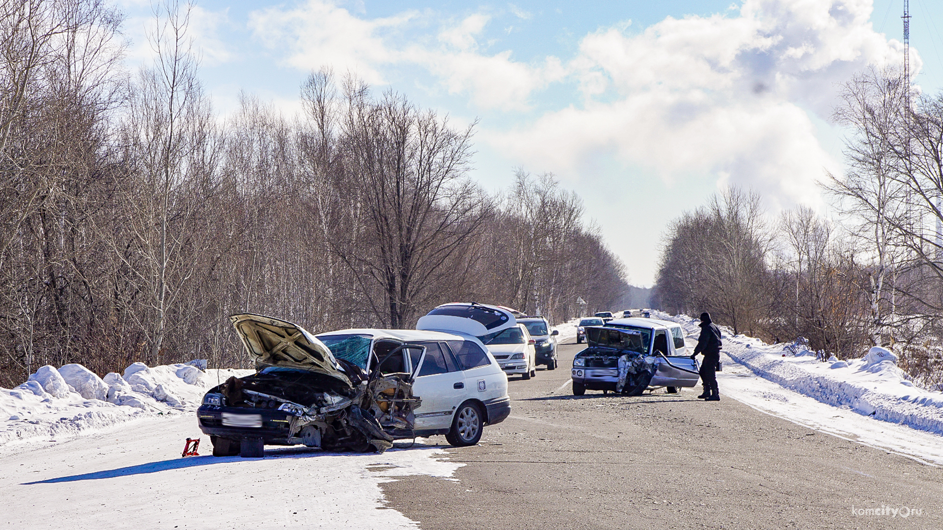 В результате лобового столкновения на въезде в Комсомольск-на-Амуре пострадал минимум один человек