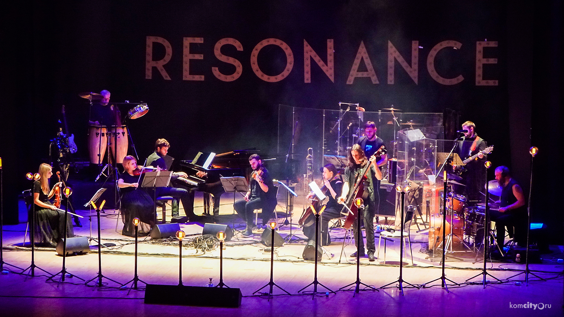 Украинская группа «Resonance» удивила зрителей Комсомольска-на-Амуре оркестровым исполнением российских и зарубежных хитов