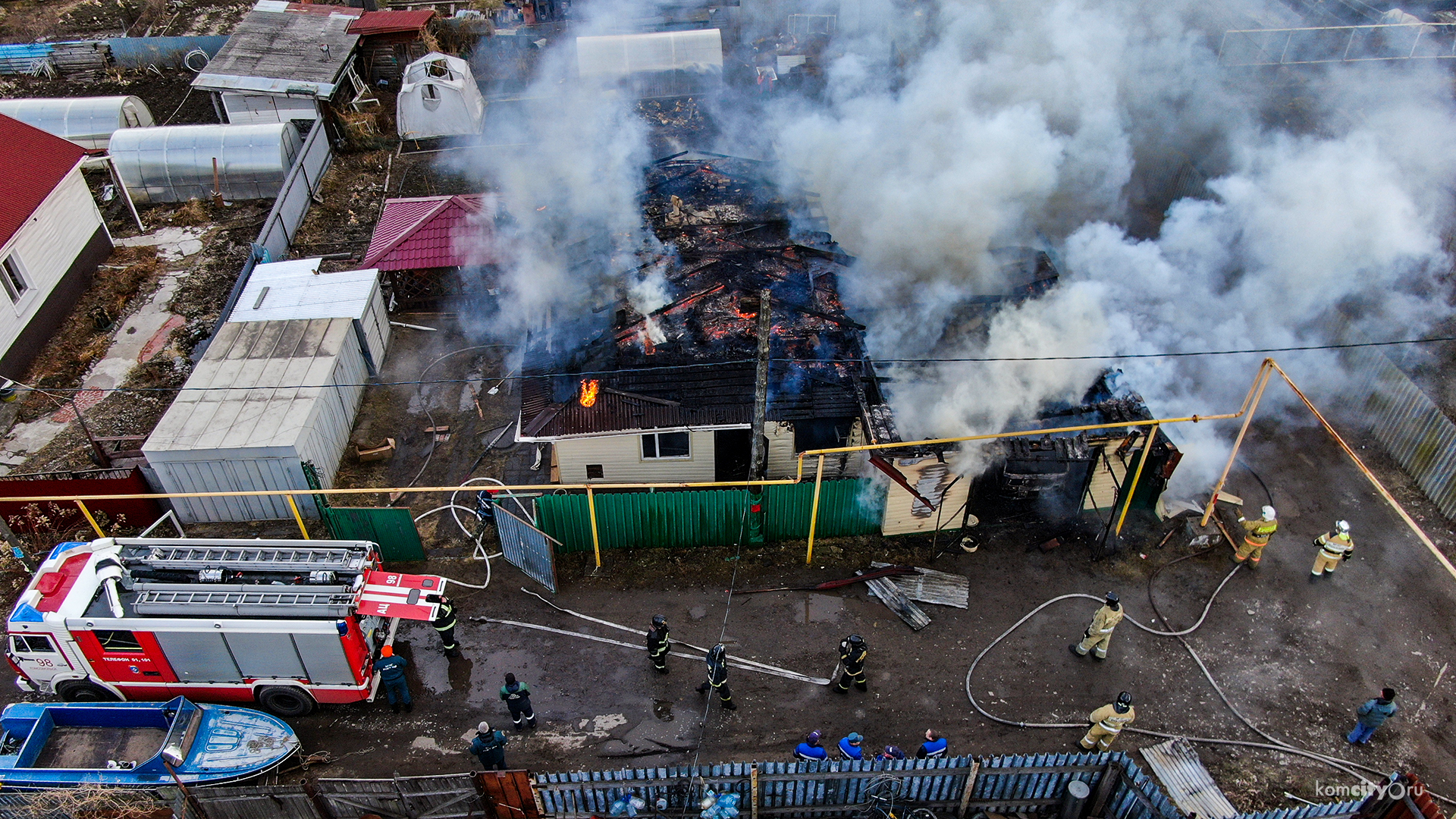 В посёлке Силинский Комсомольска-на-Амуре сгорели частный дом и гараж с машиной