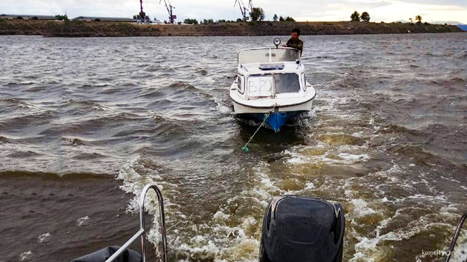 В Комсомольске-на-Амуре ищут выпавшего из лодки рыбака