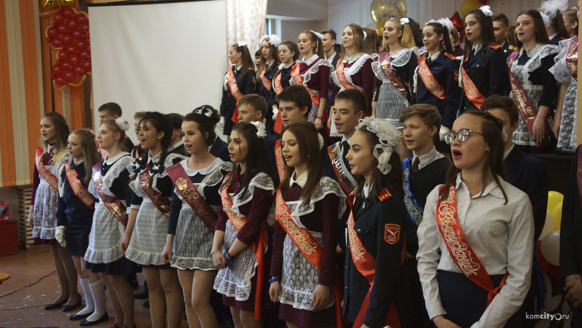Последние звонки для более трёх тысяч учащихся прозвенели в школах Комсомольска-на-Амуре