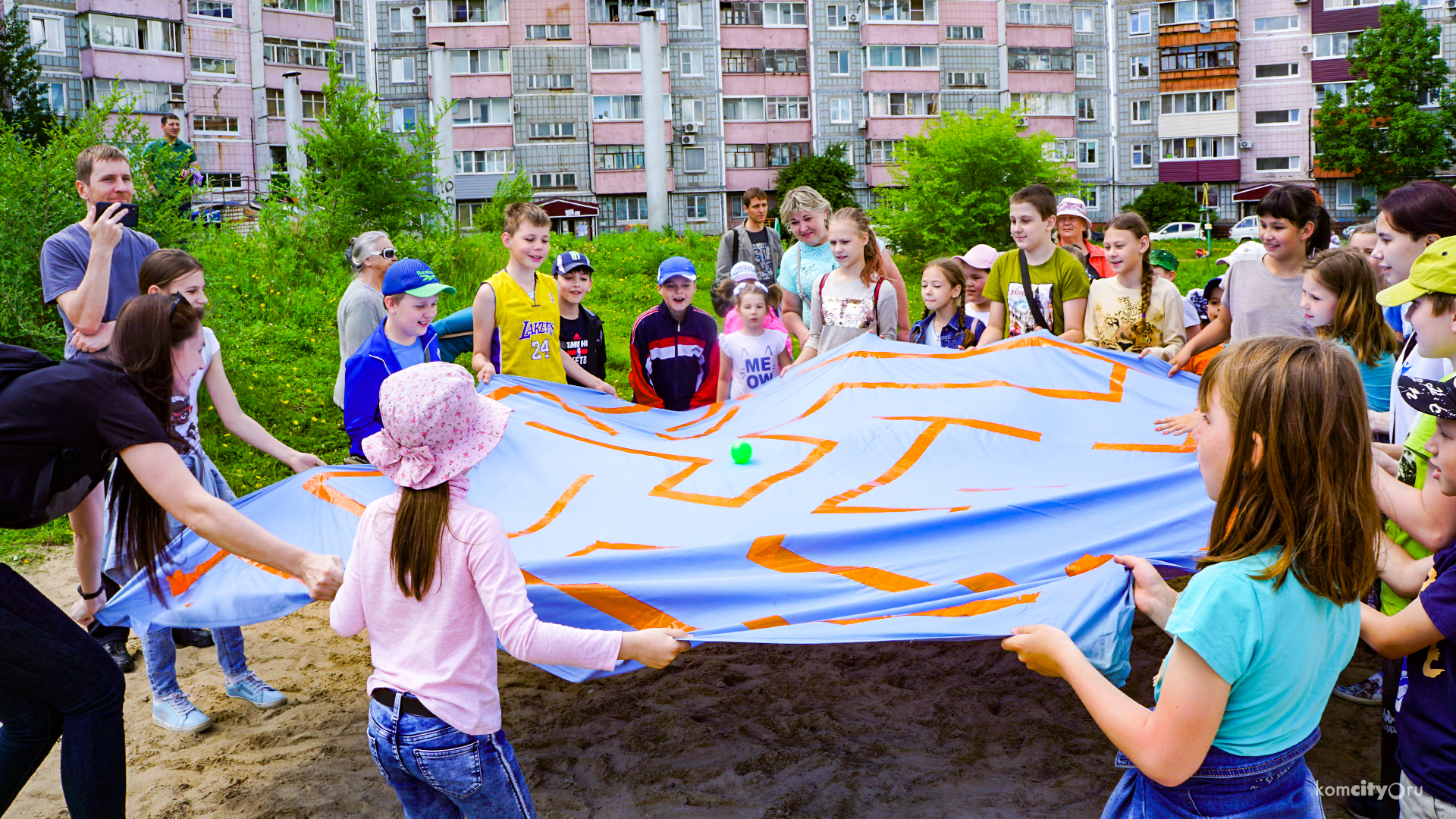 Развлечениями и угощениями отметили День двора в Комсомольске-на-Амуре