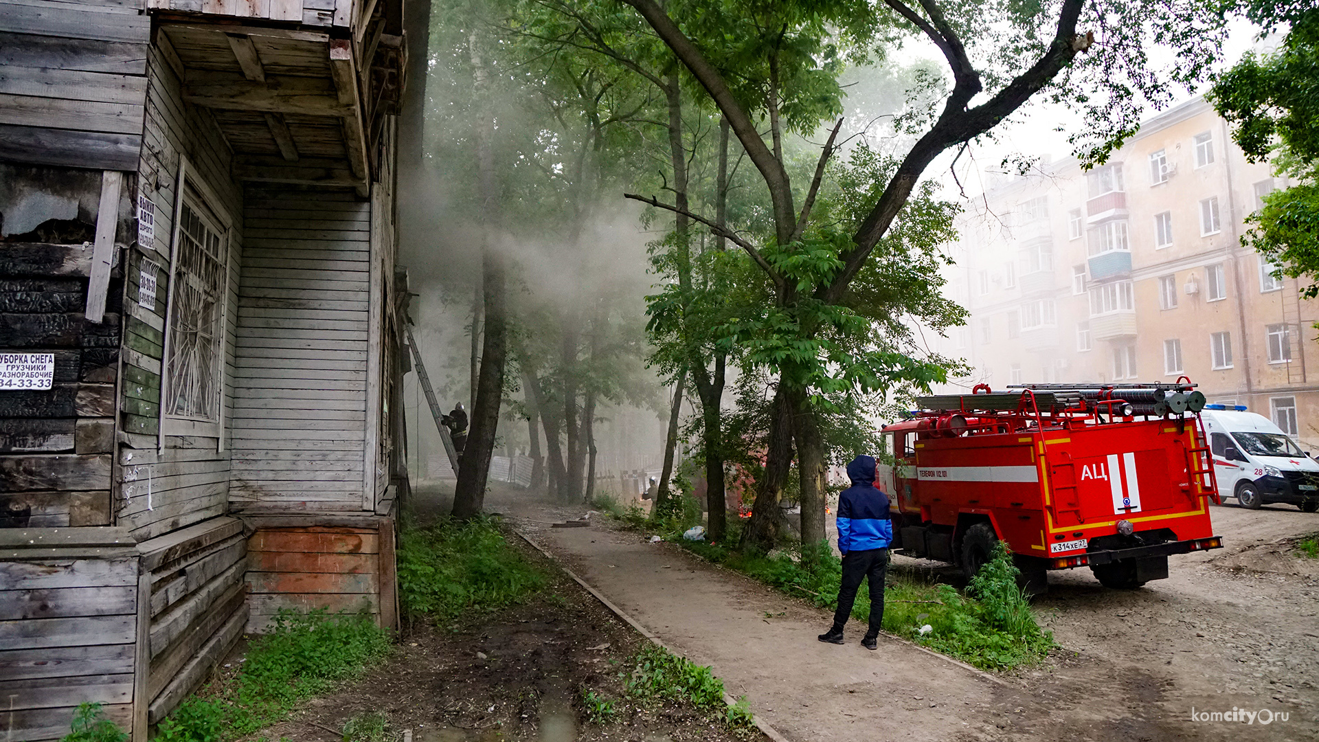 В Комсомольске-на-Амуре пожарные потушили возгорание в «деревяшке» на Лётчиков