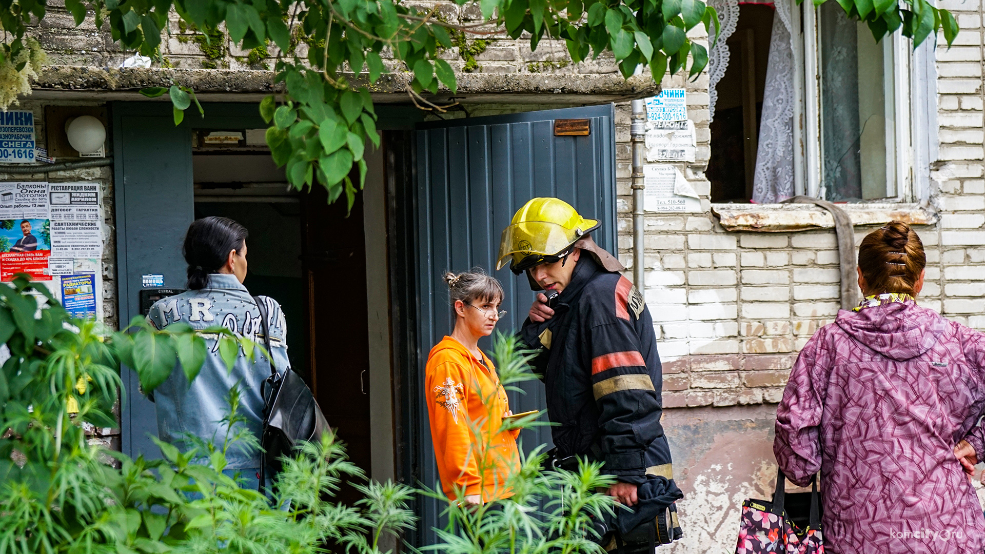 В Комсомольске-на-Амуре из-за пожара в подвале пришлось эвакуировать жильцов пятиэтажки
