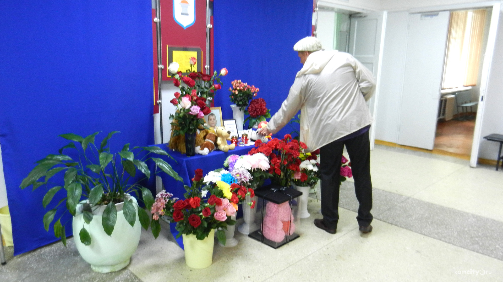 Одноклассники и неравнодушные комсомольчане выразили соболезнования семьям детей, погибших на «Холдоми»