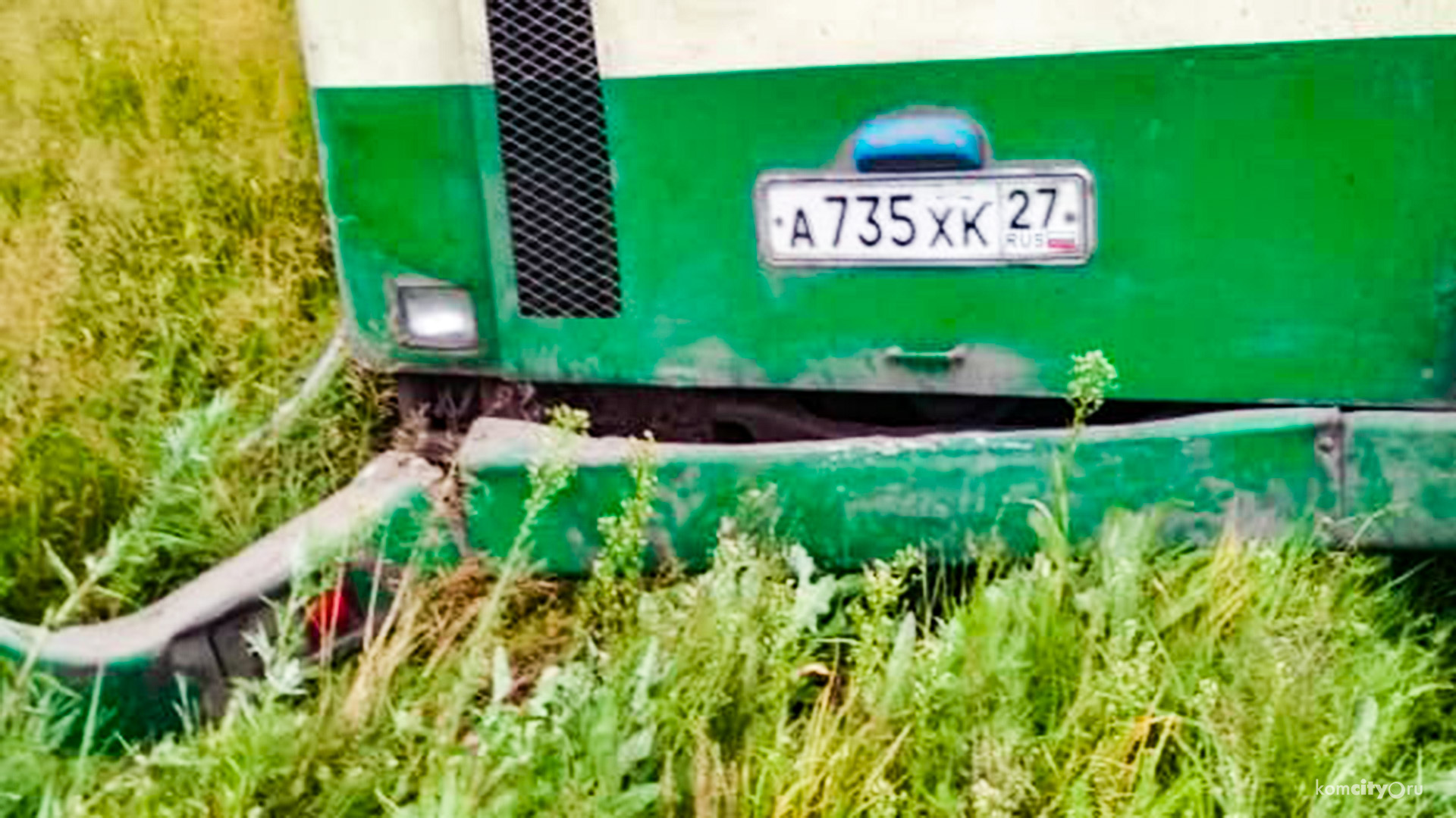 В пригороде Комсомольска-на-Амуре автобус с дачниками съехал в кювет из-за отказа тормозов