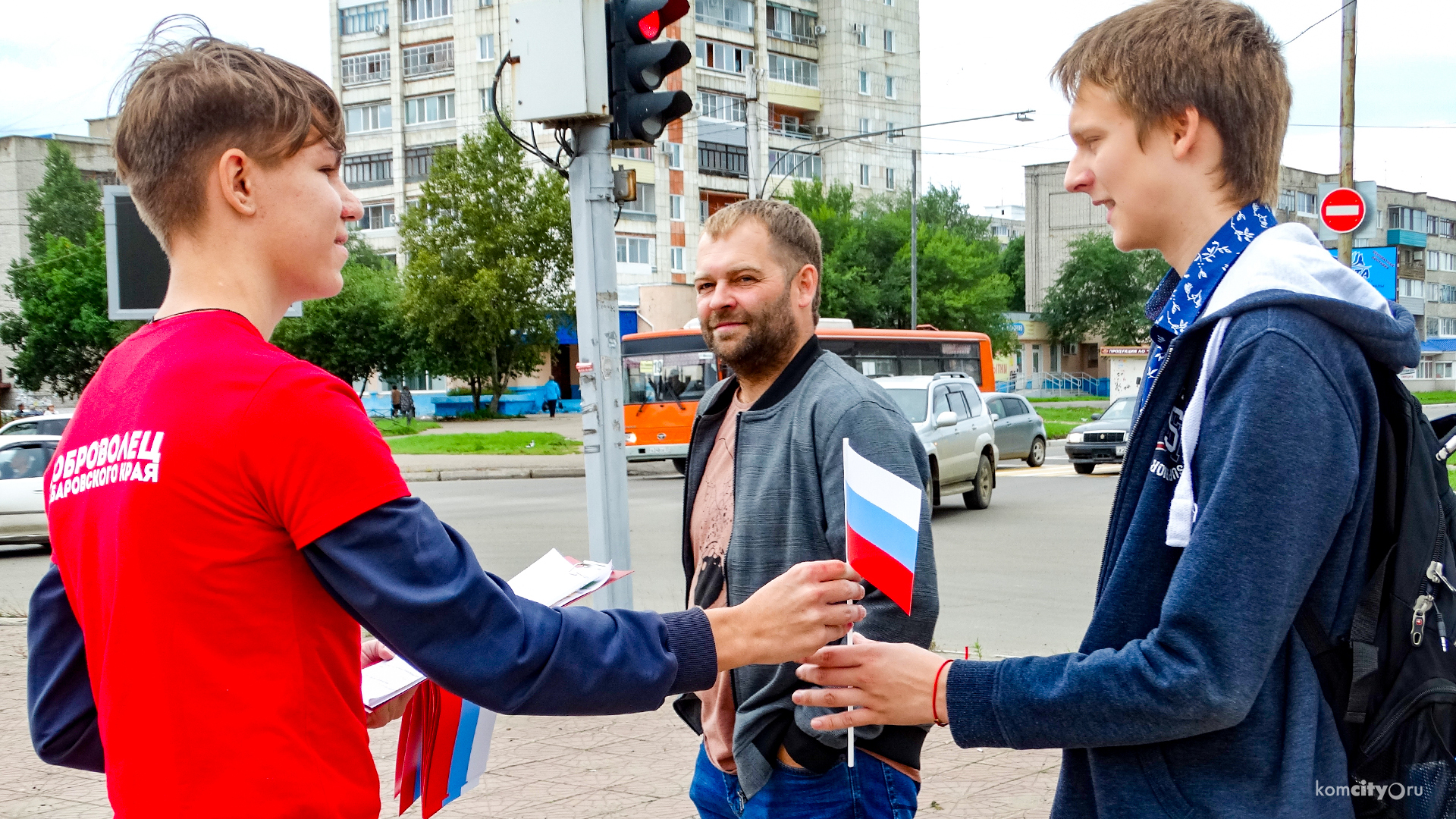 Историю триколора вспомнили жители Комсомольска-на-Амуре на флешмобе ко Дню российского флага 