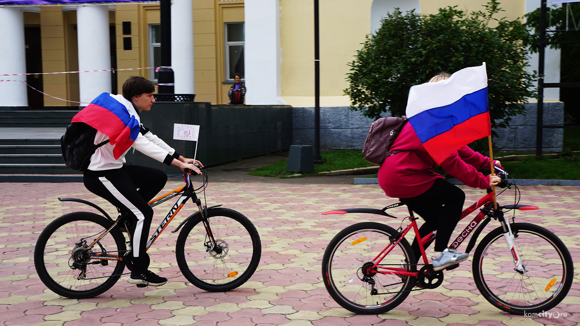 Велосипедисты Комсомольска-на-Амуре устроили флешмоб в честь Дня государственной символики