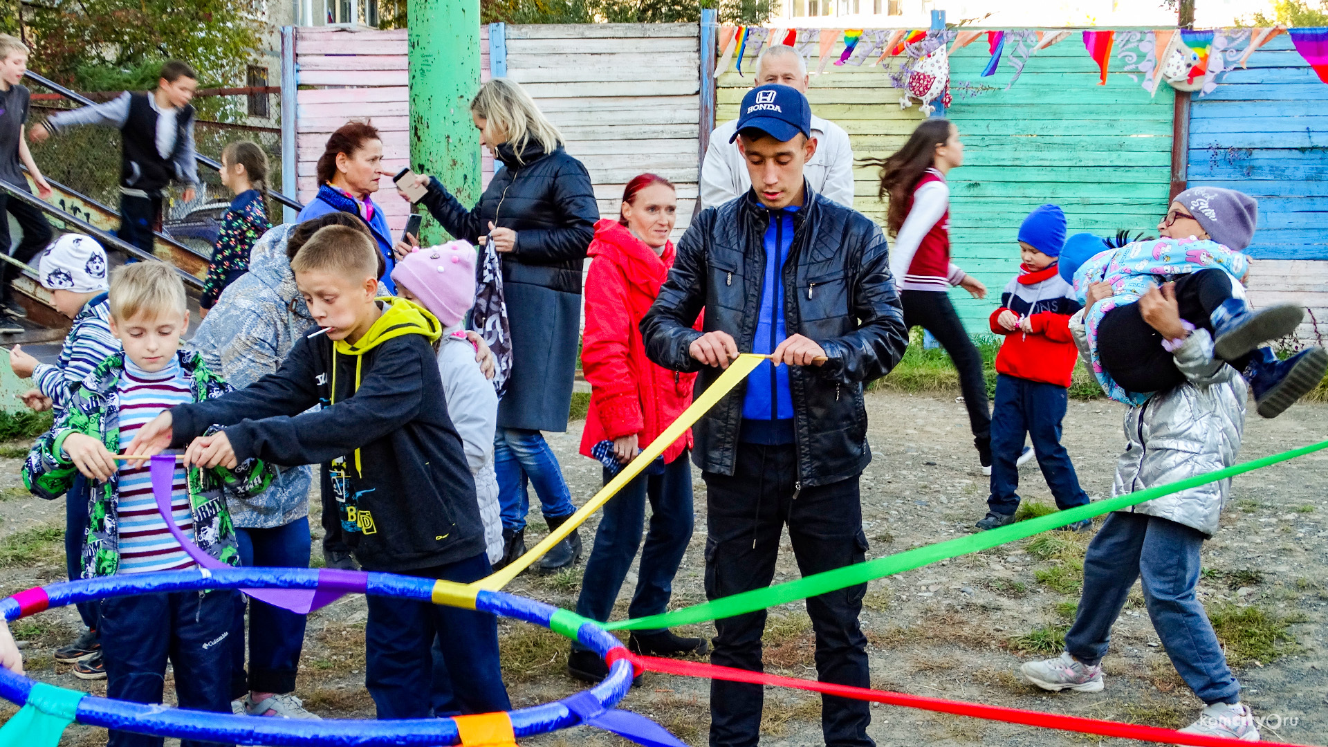Праздник двора устроили на Московском проспекте Комсомольска-на-Амуре воспитанники Центра «Дзёмги» 
