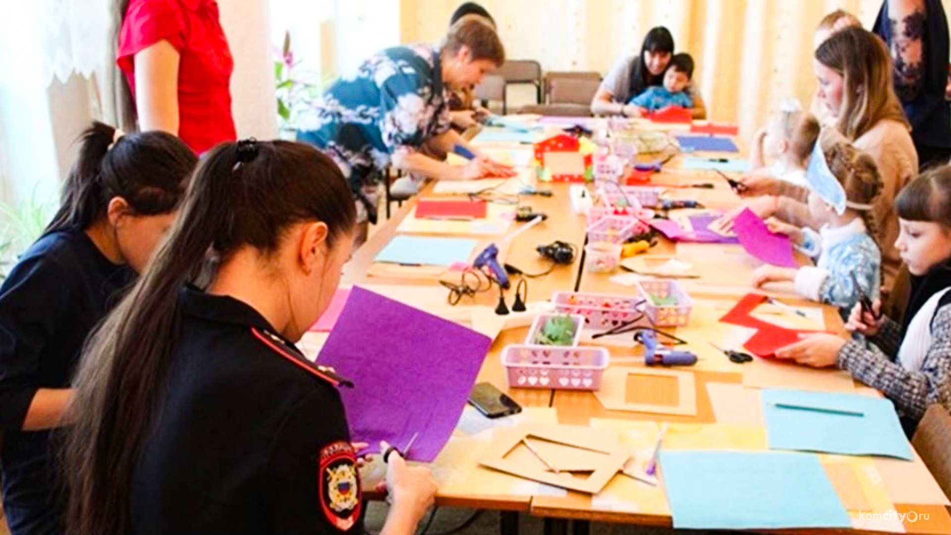 Полицейские Комсомольска-на-Амуре подарили новогодние подарки воспитанникам детских домов 