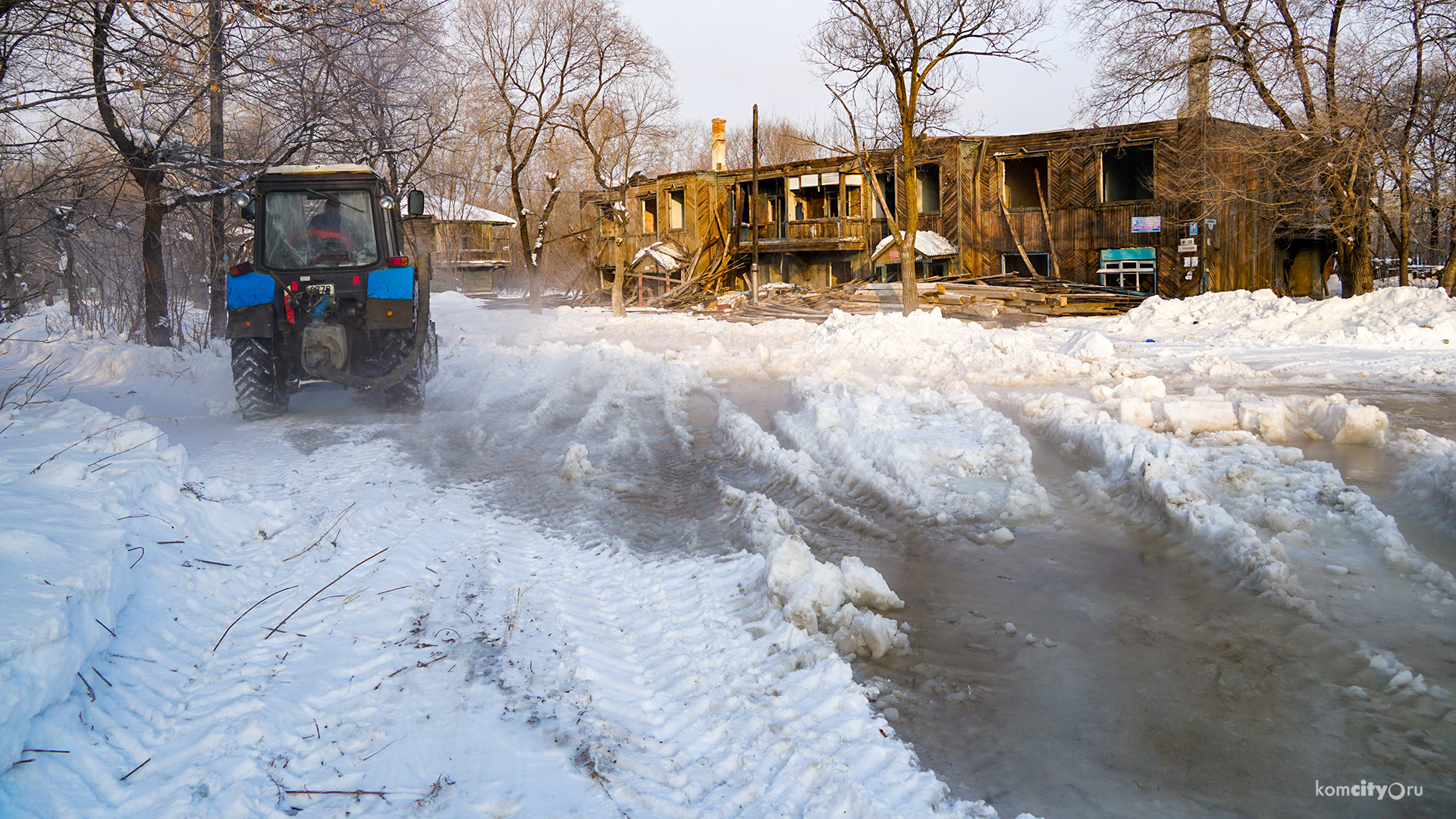 В Комсомольске-на-Амуре из-за коммунальной аварии затопило улицу Копровую