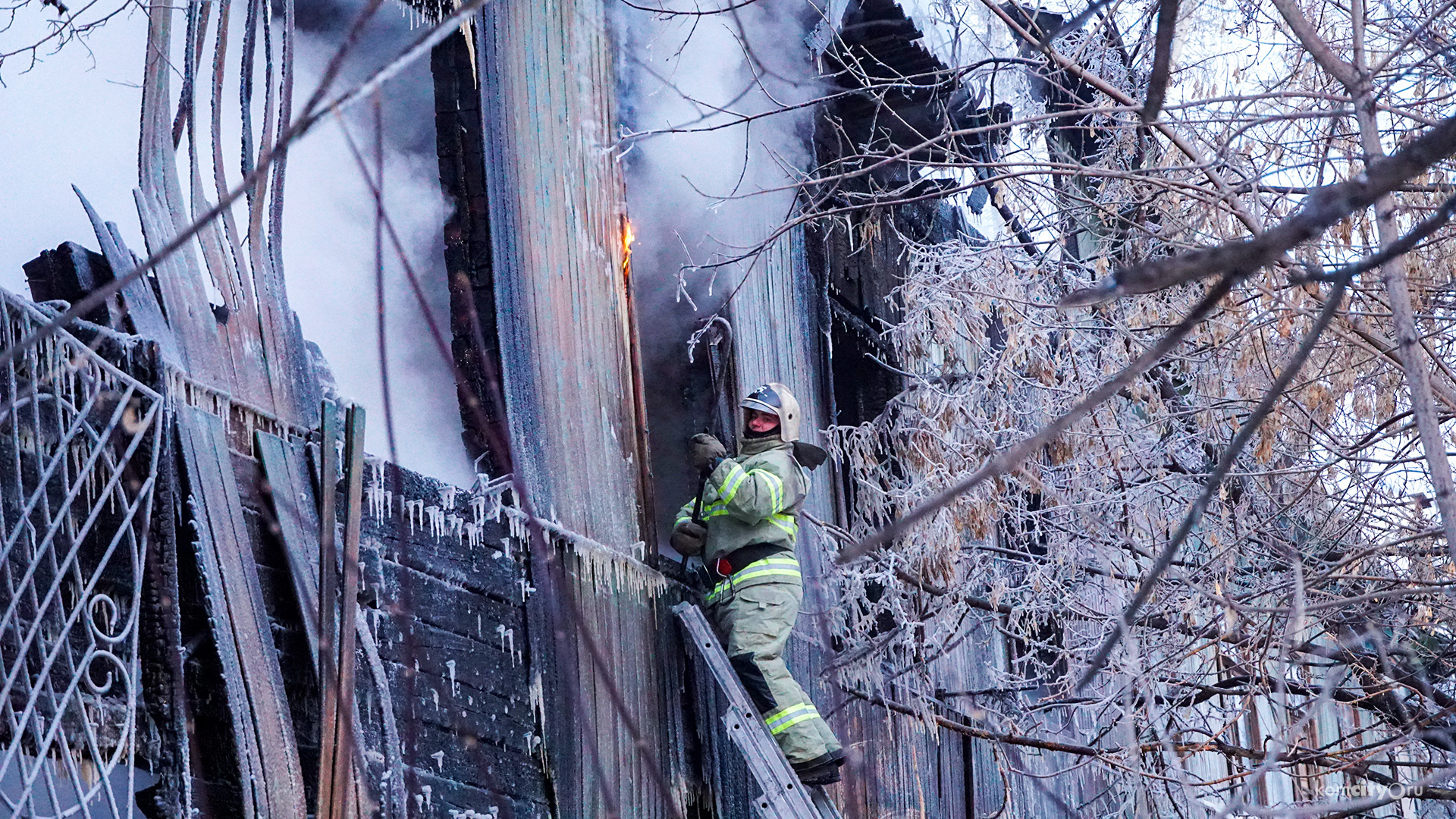 В Ленинском округе Комсомольска-на-Амуре сгорела половина деревянного дома
