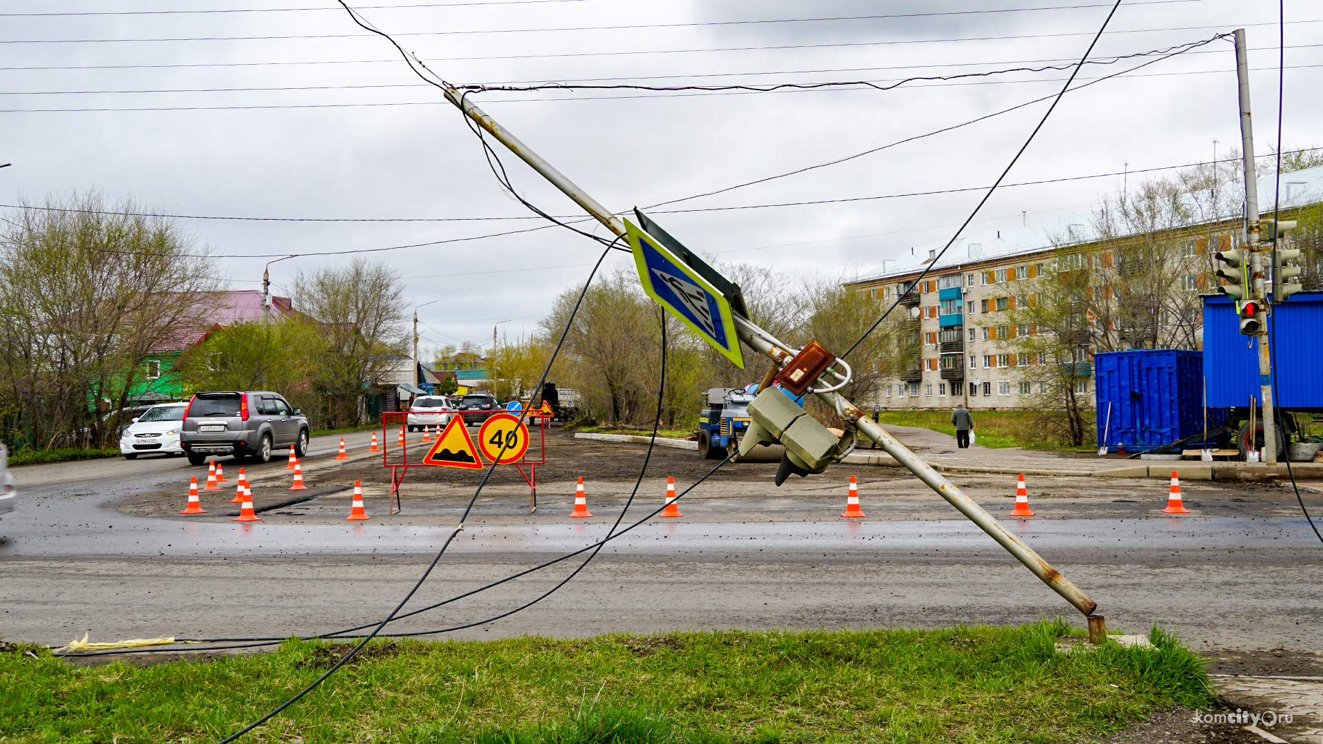 В Комсомольске-на-Амуре крылом самолёта повалило светофор