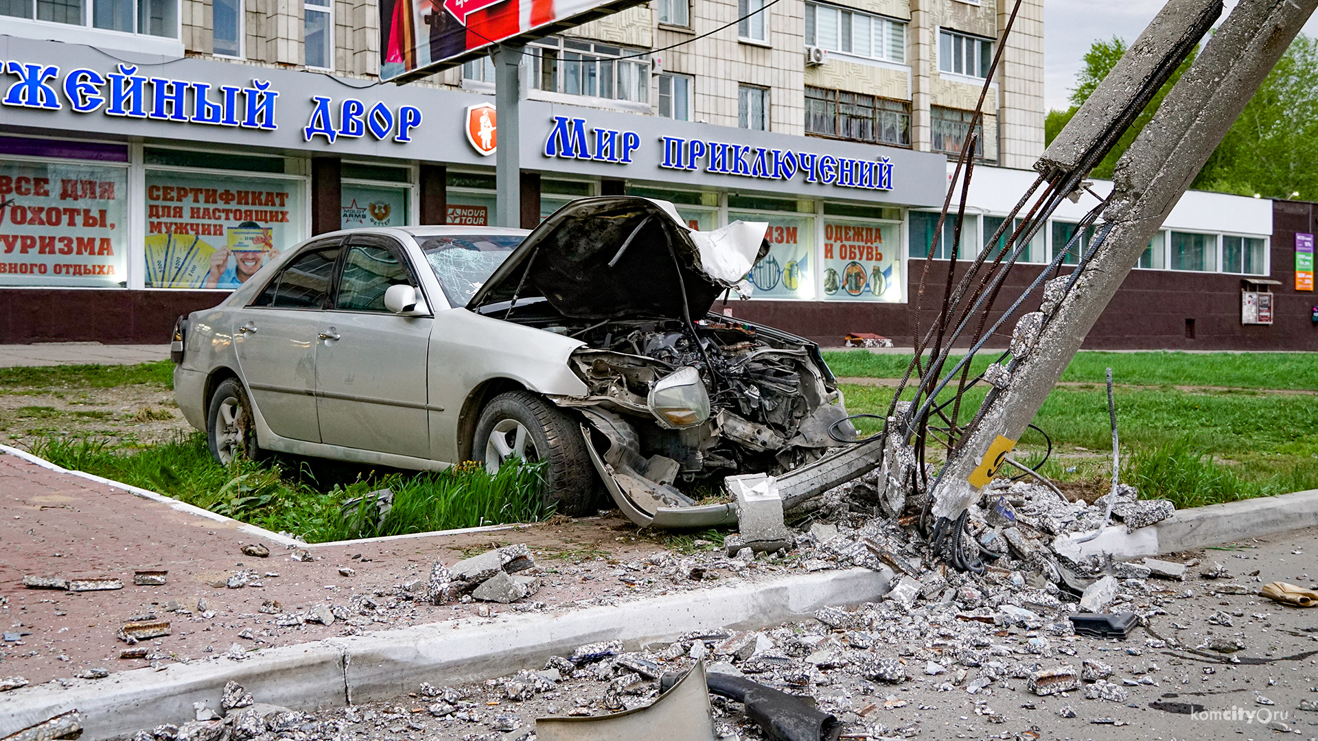 Водитель «Марка», уничтожившего столб в центре Комсомольска-на-Амуре, отказался пройти тест на алкоголь, а ранее был лишён прав за «пьянку» 