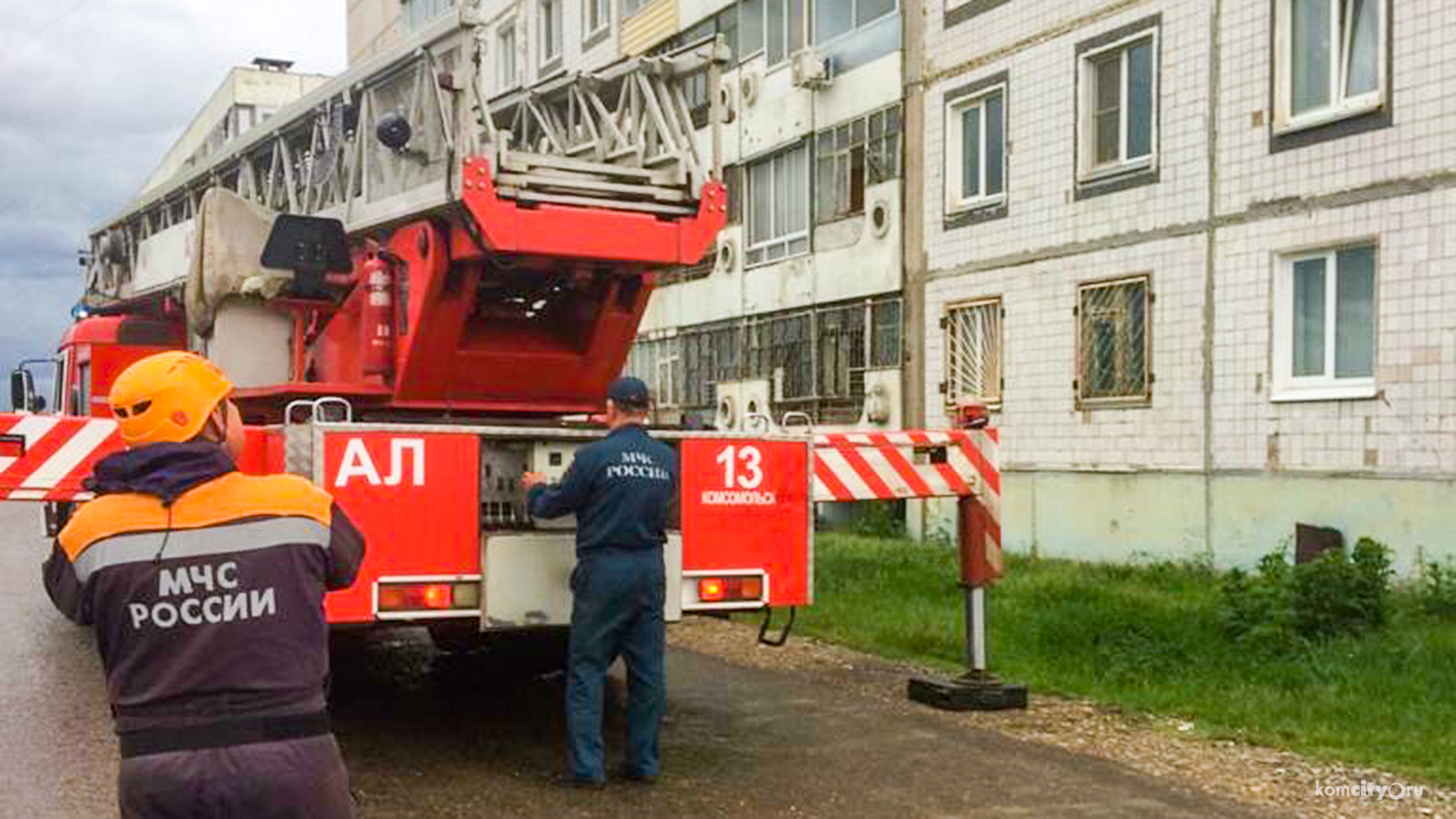 В Комсомольске-на-Амуре спасатели и пожарные спасли женщину, угрожавшую спрыгнуть с пятого этажа