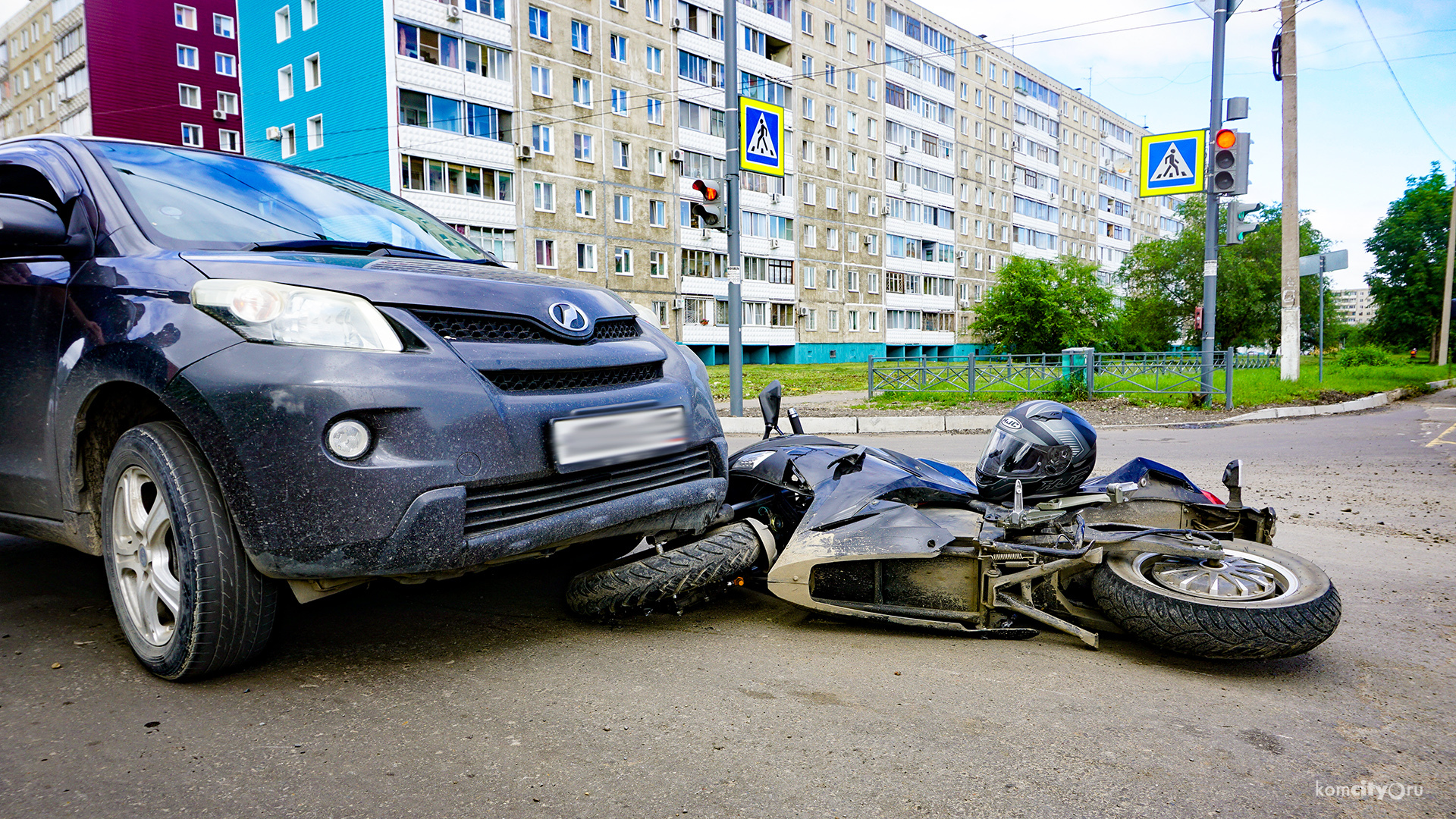 В Комсомольске-на-Амуре мотоциклист попал под машину