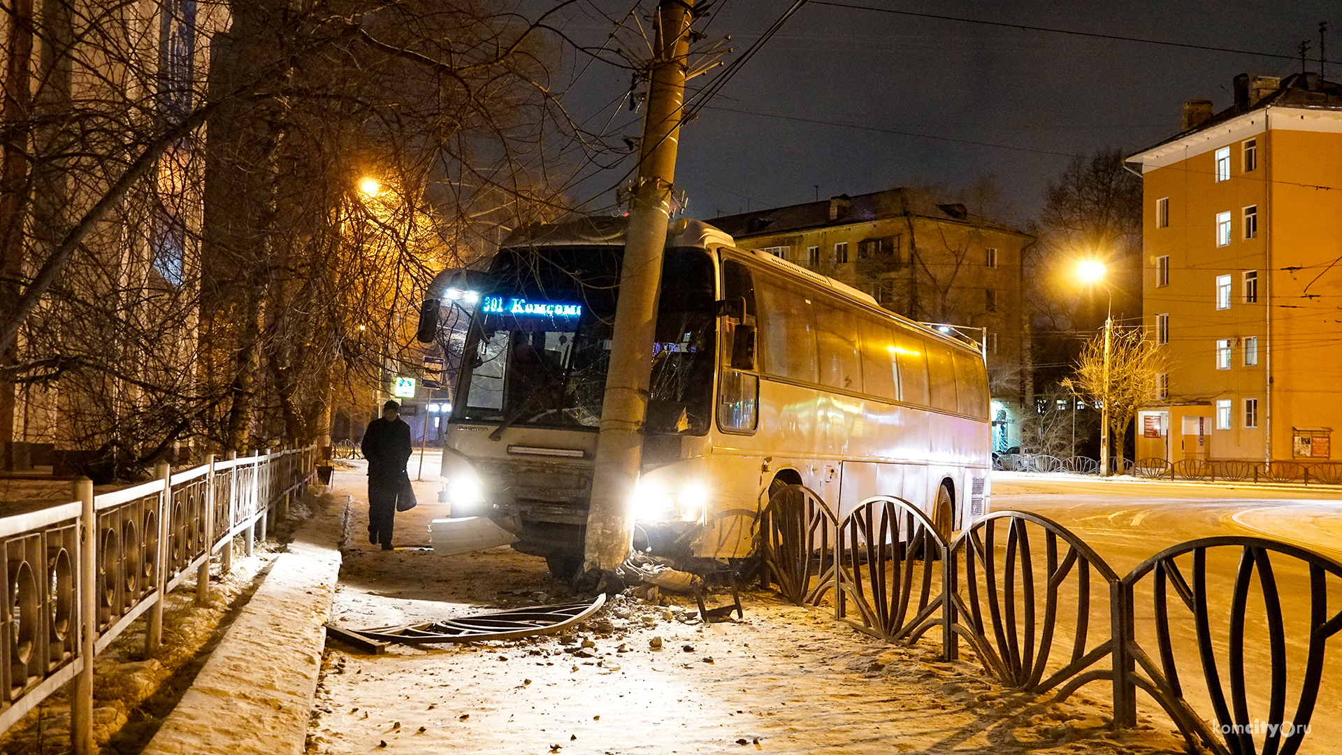 В Комсомольске-на-Амуре междугородний автобус вылетел на тротуар, пострадал столб