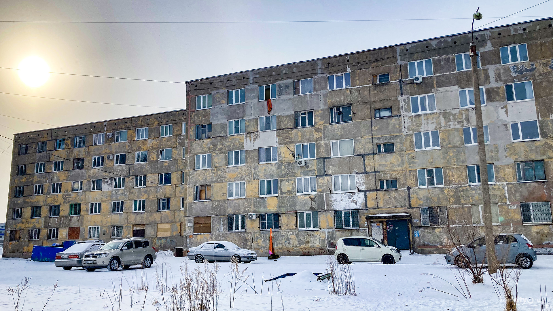 В Комсомольске-на-Амуре мужчина, спускавшийся по шторам с 5 этажа, сорвался, но выжил