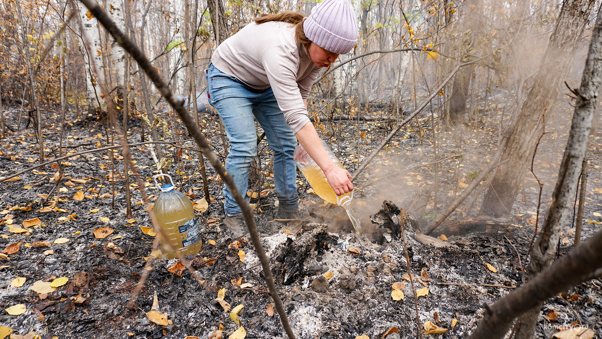 Волонтёры и пожарные тушат возгорание в Силинскому лесу в Комсомольске-на-Амуре