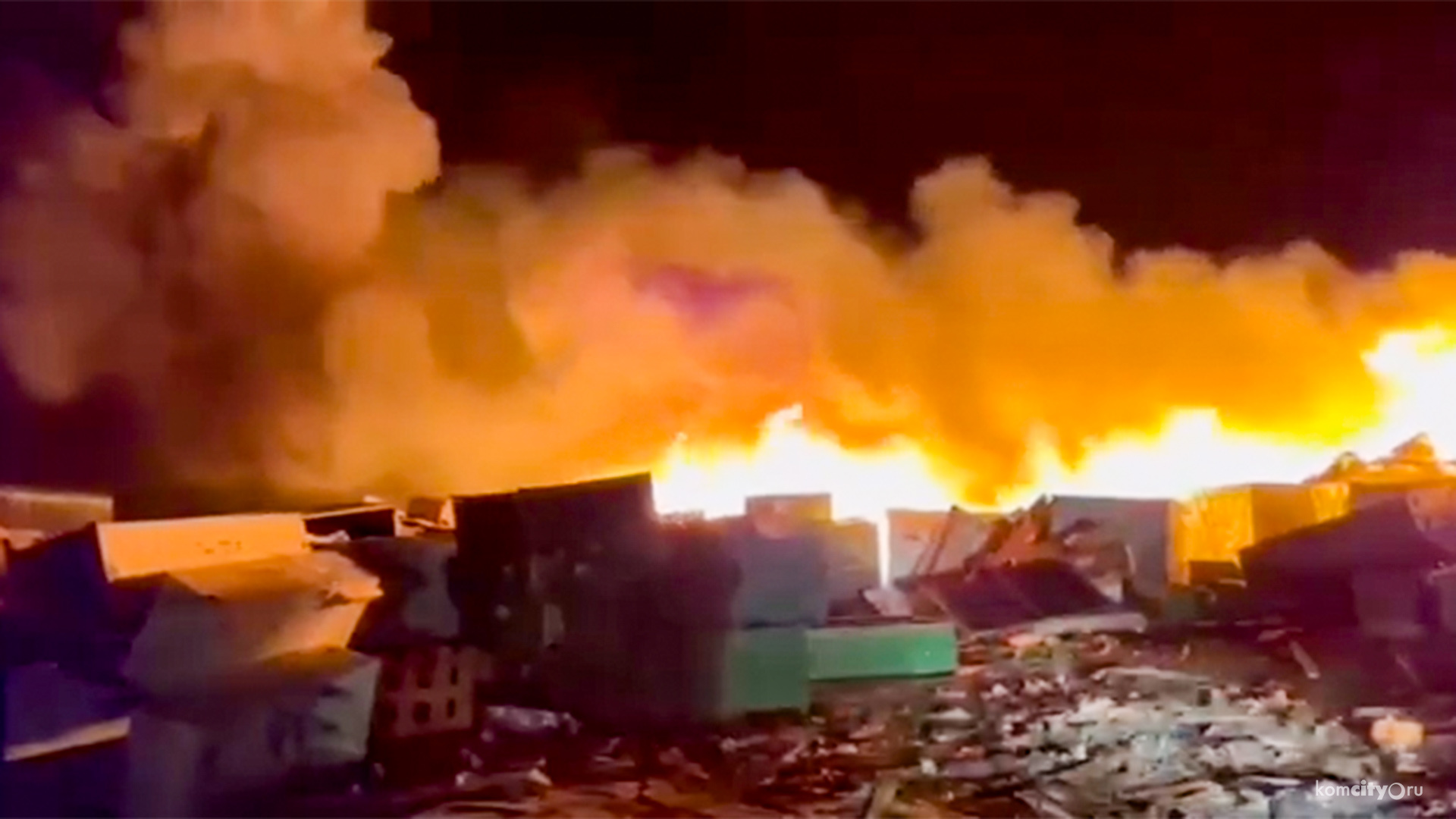 В Комсомольске-на-Амуре на городской свалке тушат крупный пожар