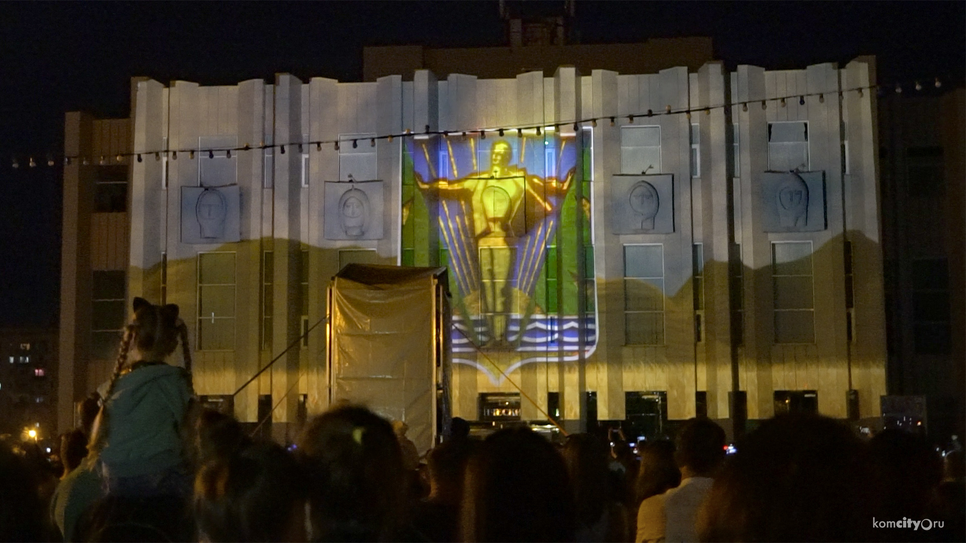 Световое представление о Комсомольске-на-Амуре показали на фасаде Драмтеатра — Видео от Komcity.ru