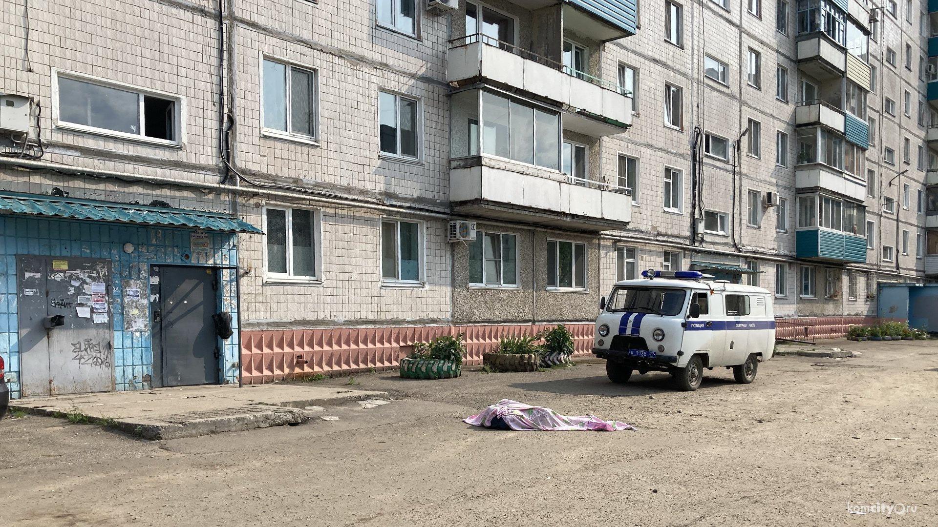 В Комсомольске-на-Амуре разбился молодой человек, снимавший свои трюки на окне подъезда
