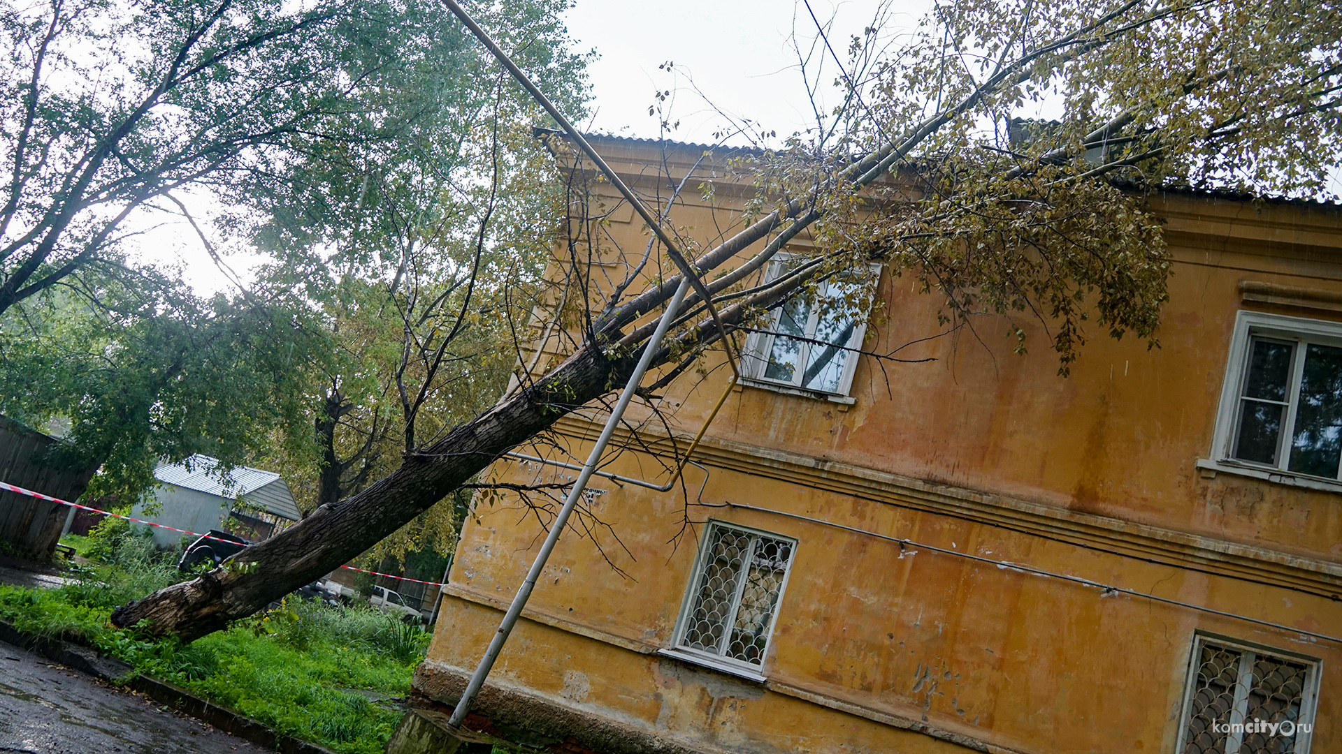 Дома без электричества, без газа и помятые машины — последствия циклона в Комсомольске ещё только предстоит оценить