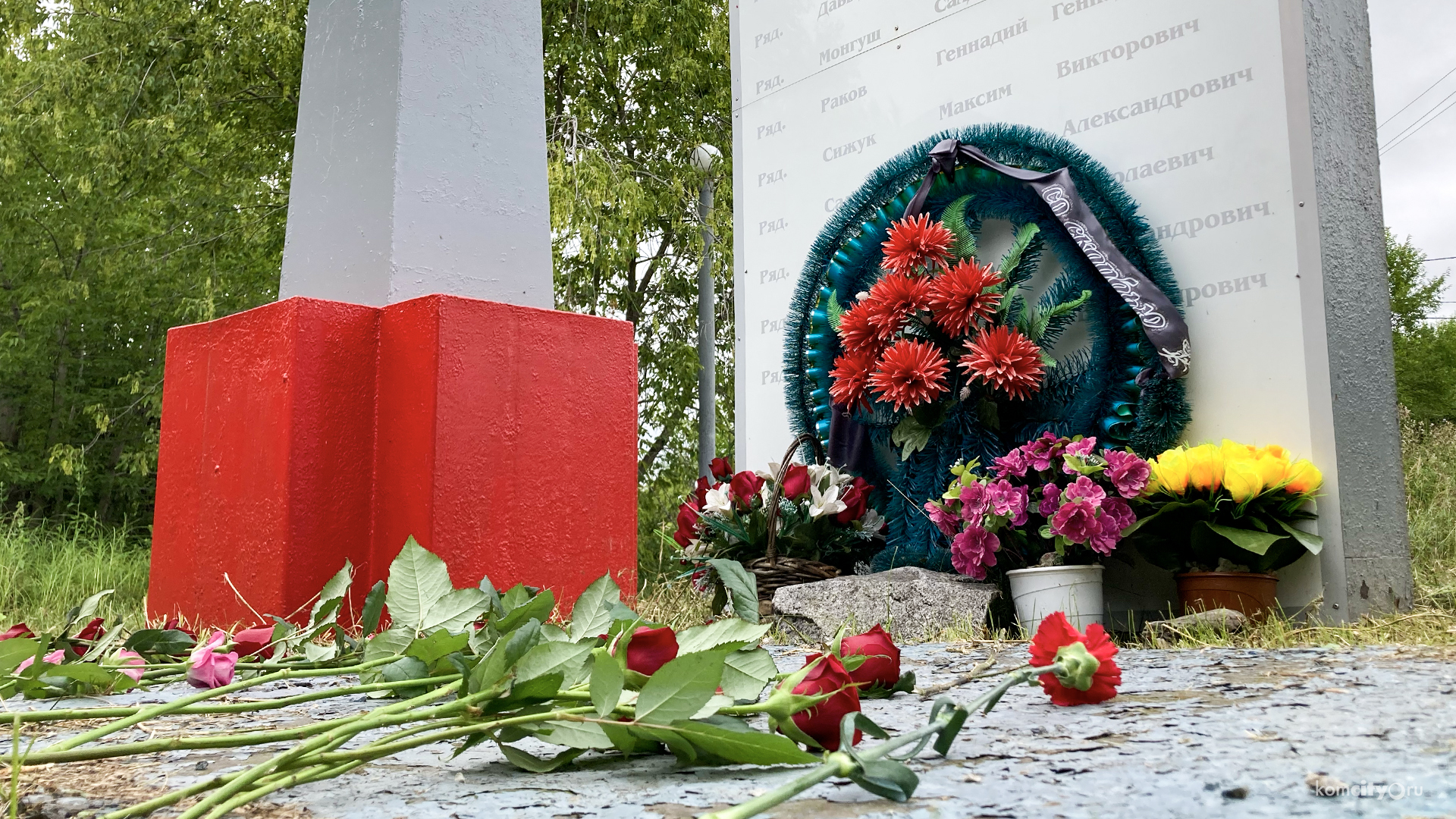 К стеле на Северном шоссе возложили цветы в память о тех, кто не вернулся из Чечни 