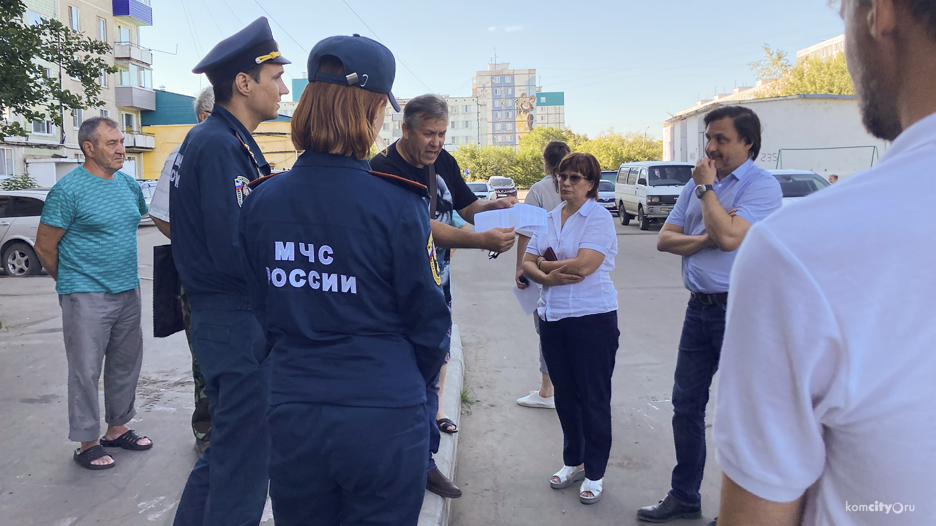 Альтернативу бетонным блокам искали на встрече жильцов оживлённого двора, пожнадзора и главы Комсомольска-на-Амуре