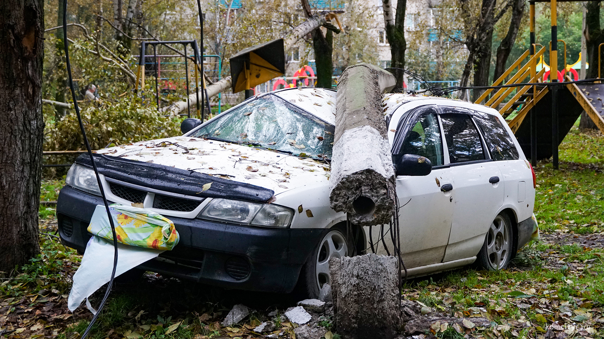 Столбами и деревьями завалило машины в Комсомольске-на-Амуре