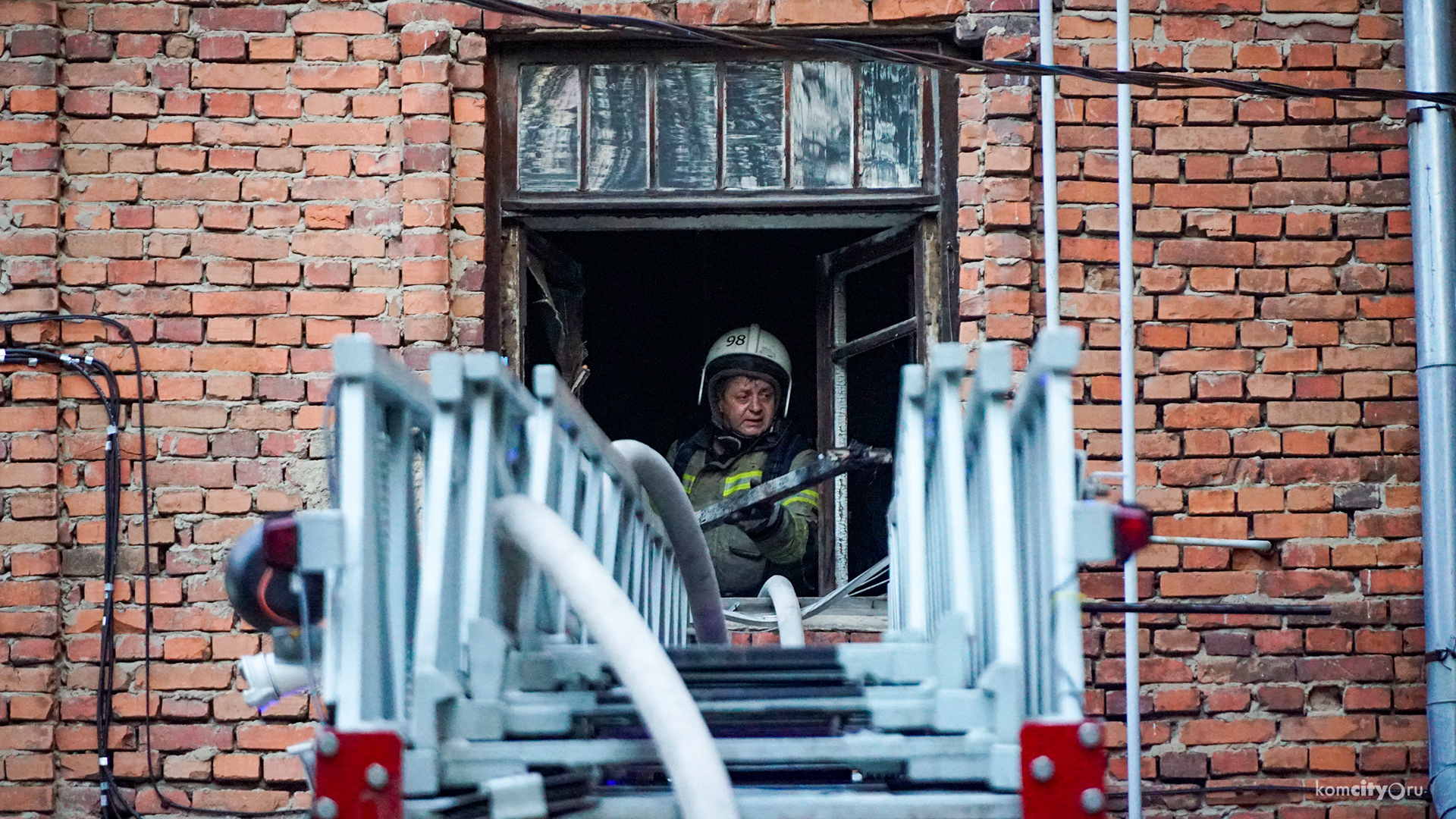 Пожарные спасли двух нетрезвых комсомольчан из горящей квартиры