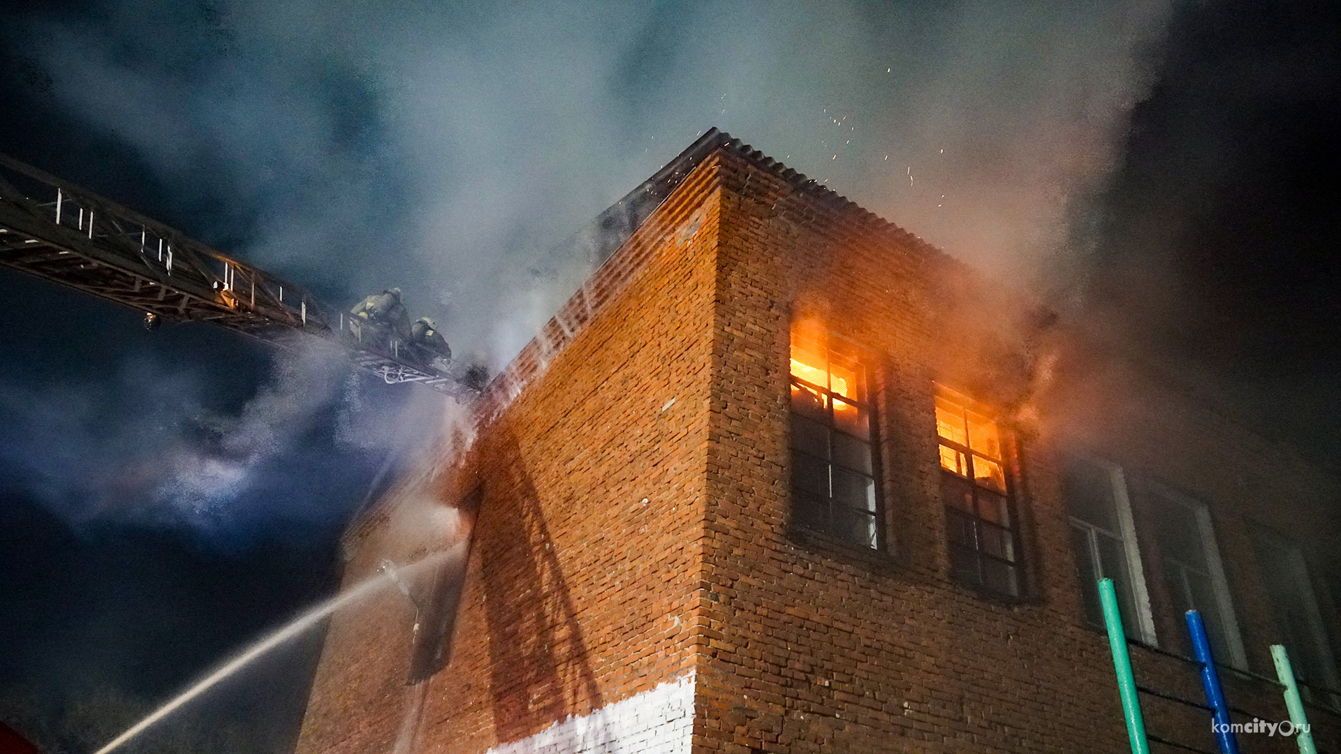 Причиной пожара в мастерских гимназии в Комсомльске-на-Амуре скорей всего была неосторожность при сварочных работах