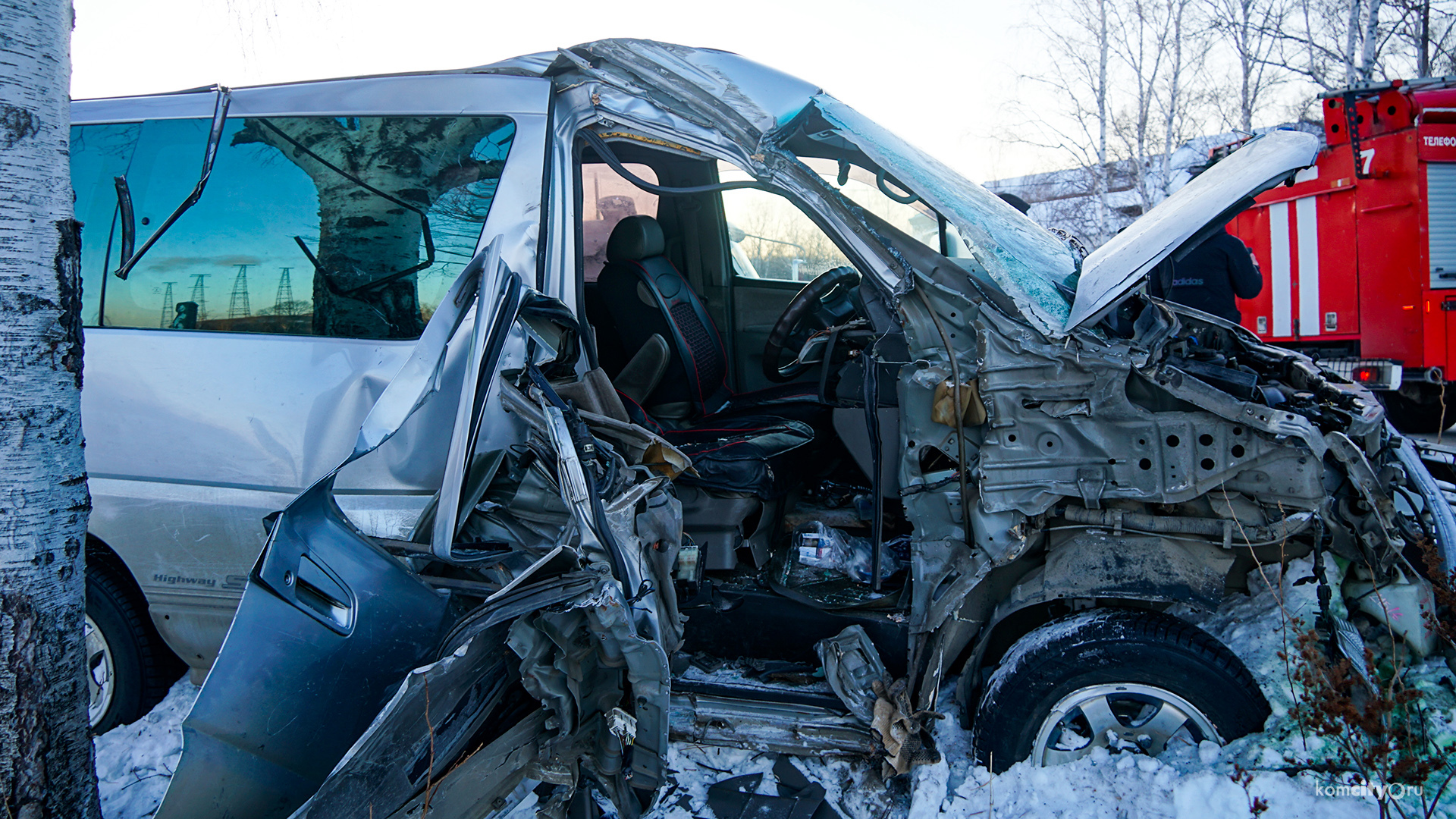 В пригороде Комсомольска-на-Амуре Ниссан Караван не смог объехать берёзу, водитель серьёзно пострадал