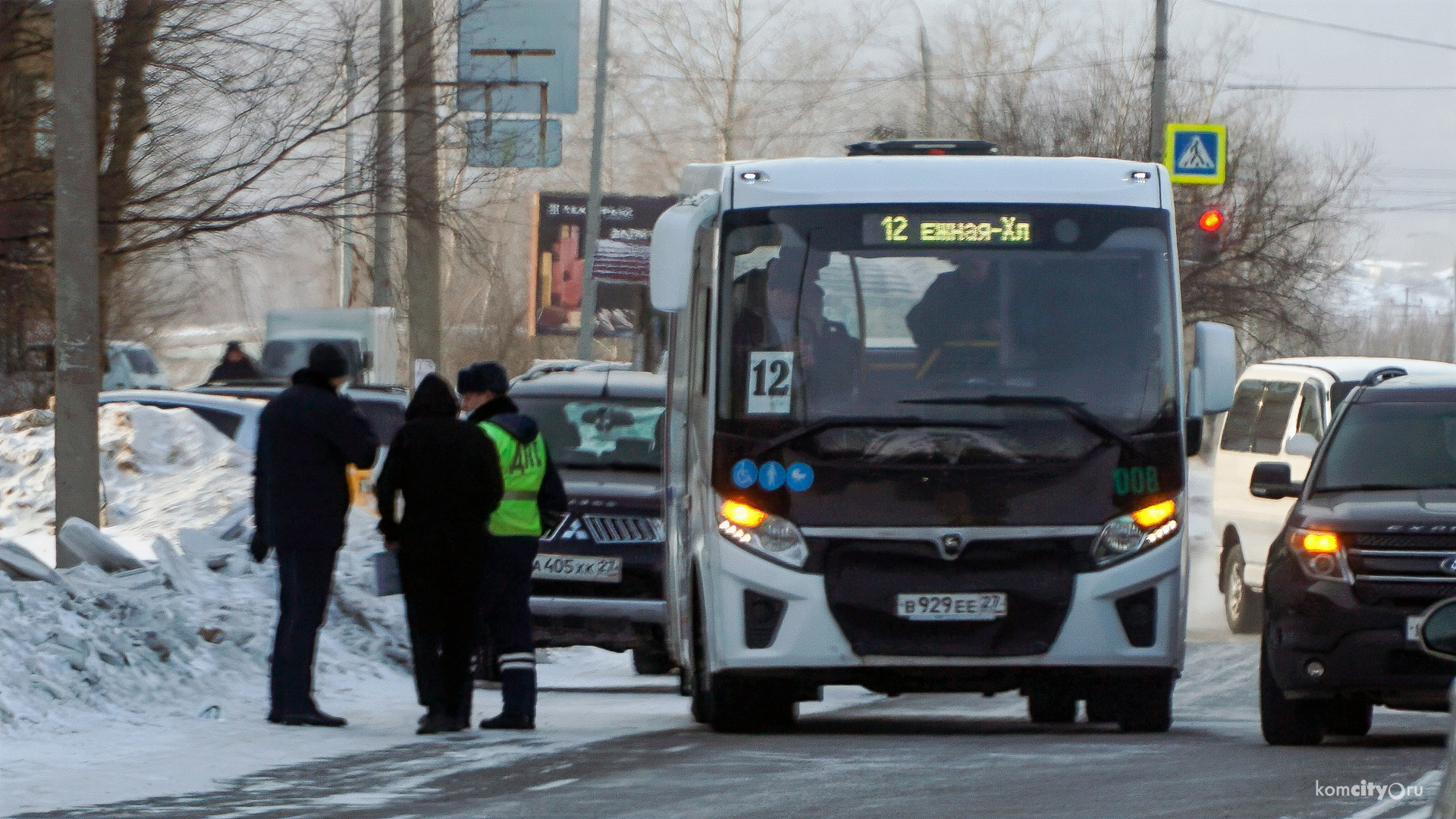 В Комсомольске-на-Амуре голый мужик атаковал автобус №12 и временно вывел его с линии