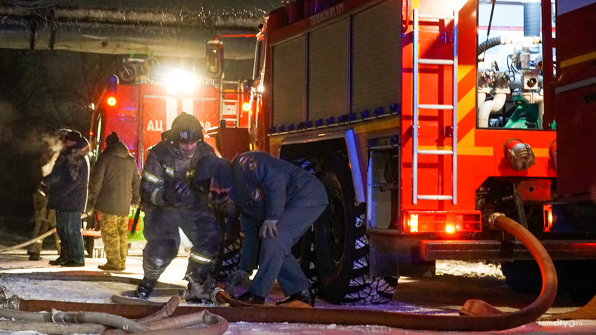 В Комсомольске-на-Амуре пожарные спасли пожилую женщину из горящего дома